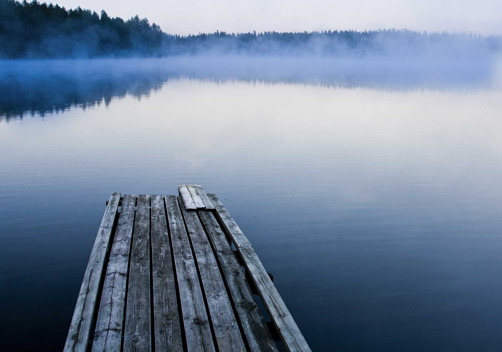vanha laituri ja tyyni järvi